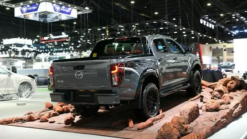 Cụm đèn hậu và cửa cốp cũng được làm mới. Cụm đèn hậu và cửa cốp cũng được làm mới.