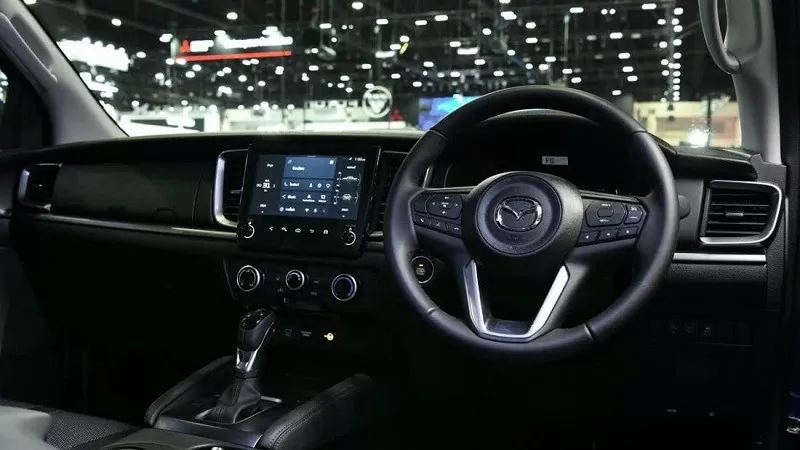 Vô-lăng ba chấu tích hợp phím chức năng. Vô-lăng ba chấu tích hợp phím chức năng.