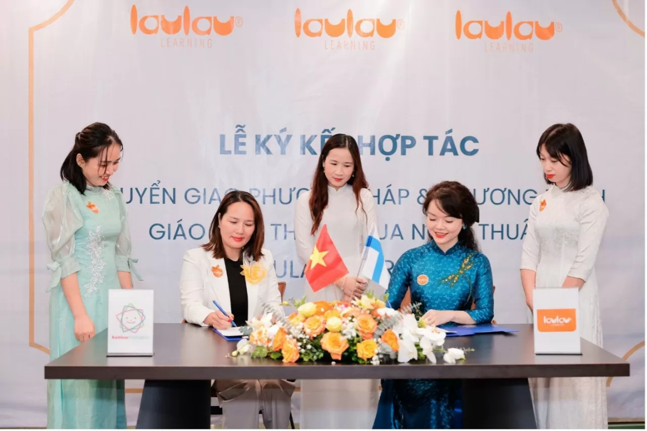 Đại diện Mầm non Cầu vồng và đại diện Laulau Learning Việt Nam. Đại diện Mầm non Cầu vồng và đại diện Laulau Learning Việt Nam.