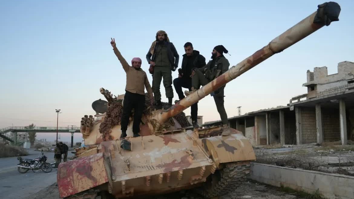 Phiến quân Syria kiểm soát tuyến huyết mạch và trạm radar của Nga, bao vây Hama từ ba hướng