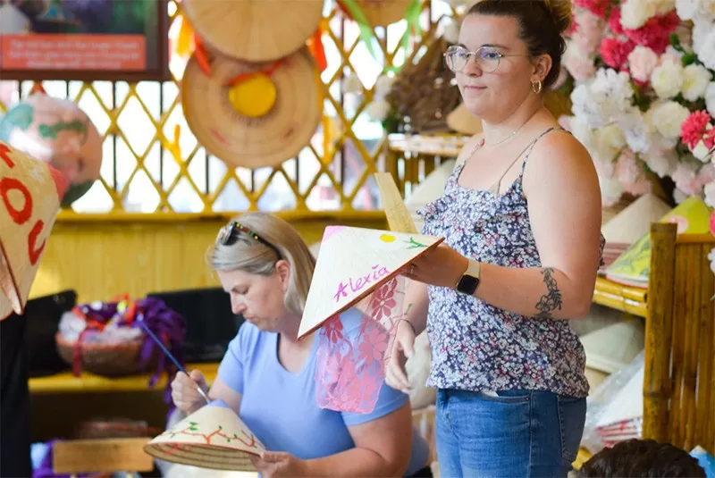 Du khách được giữ chiếc nón mình trang trí như một món quà kỷ niệm (ảnh thumnail) Du khách được giữ chiếc nón mình trang trí như một món quà kỷ niệm (ảnh thumnail)