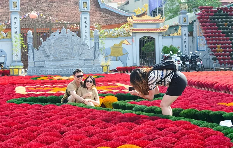 Quảng Phú Cầu nhộn nhịp khách tham quan Quảng Phú Cầu nhộn nhịp khách tham quan