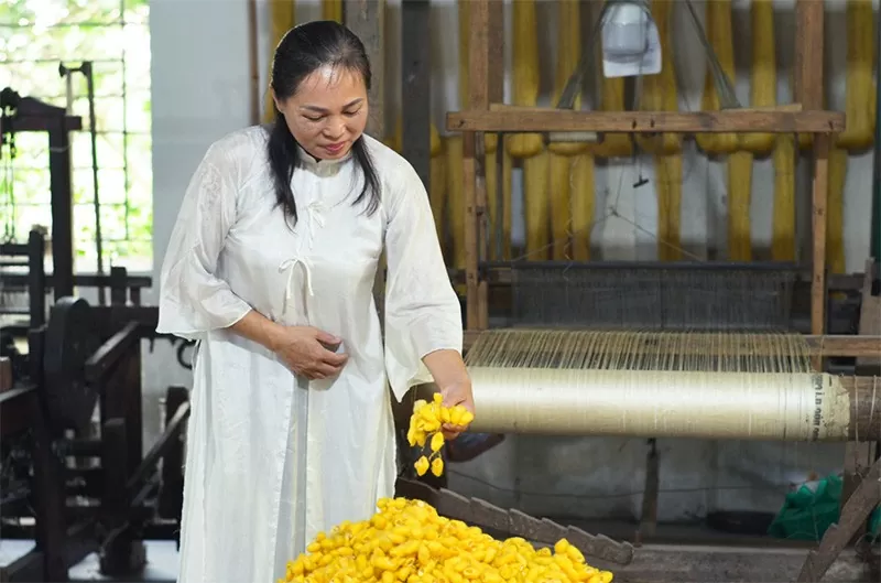 Nét mềm mại của lụa tơ tằm Mỹ Đức Nét mềm mại của lụa tơ tằm Mỹ Đức