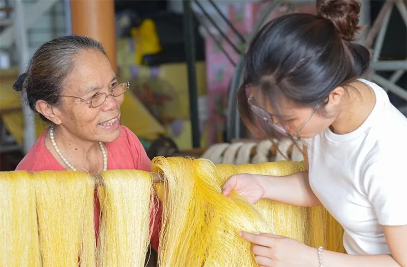 Nghệ nhân Phan Thị Thuận giới thiệu sợi tơ tằm cho du khách Nghệ nhân Phan Thị Thuận giới thiệu sợi tơ tằm cho du khách