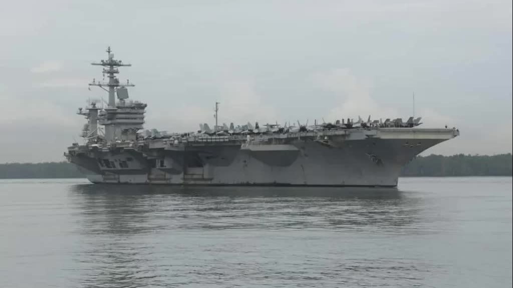 Hết tàu ngầm Nga đến tàu sân bay hạt nhân Mỹ hoạt động ở Biển Đông