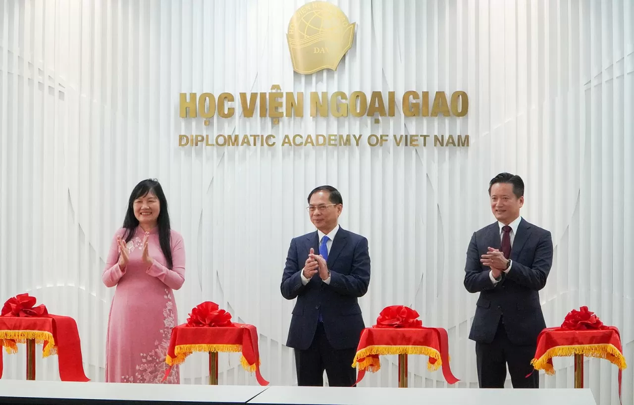 Phó Thủ tướng, Bộ trưởng Ngoại giao Bùi Thanh Sơn và lãnh đạo Học viện Ngoại giao khai trương phòng truyền thống của trường. (Nguồn: Học viện Ngoại giao) Phó Thủ tướng, Bộ trưởng Ngoại giao Bùi Thanh Sơn và lãnh đạo Học viện Ngoại giao khai trương phòng truyền thống của trường. (Nguồn: Học viện Ngoại giao)