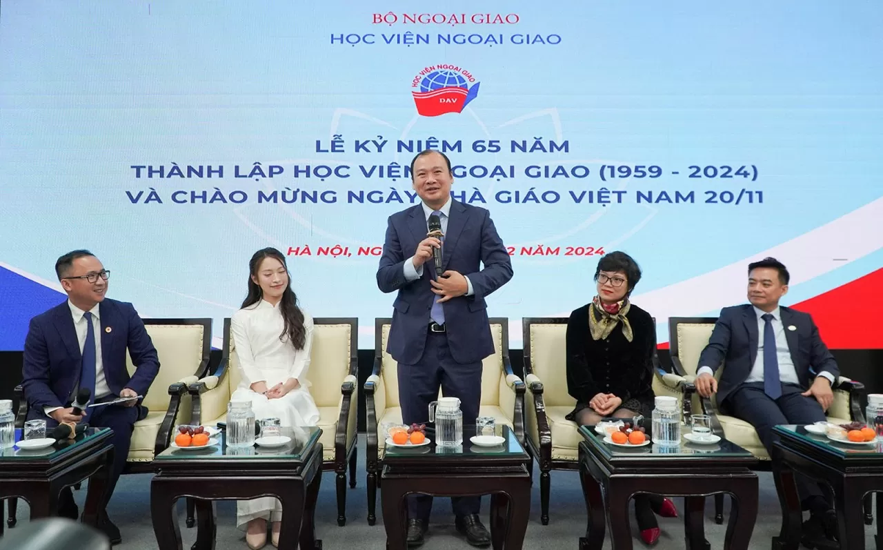 Các thế hệ lãnh đạo Học viện Ngoại giao chia sẻ những trăn trở và nêu ra các thách thức của Học viện Ngoại giao trong giai đoạn phát triển sắp tới. (Nguồn: Học viện Ngoại giao) Các thế hệ lãnh đạo Học viện Ngoại giao chia sẻ những trăn trở và nêu ra các thách thức của Học viện Ngoại giao trong giai đoạn phát triển sắp tới. (Nguồn: Học viện Ngoại giao)