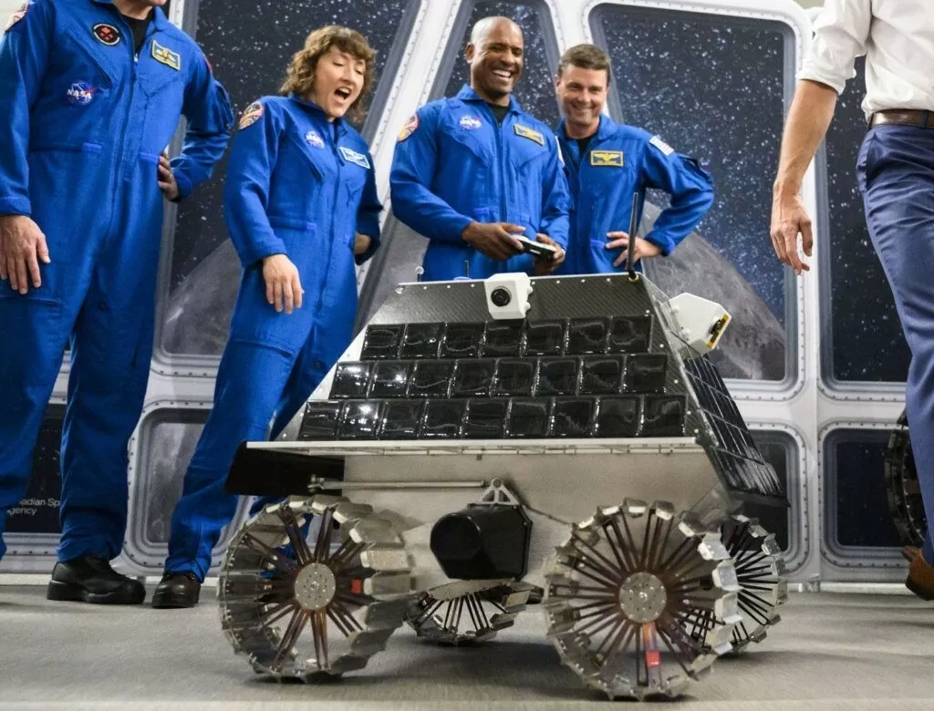 Canada sắp đưa xe tự hành lên Mặt trăng Canada sắp đưa xe tự hành lên Mặt trăng