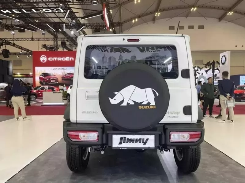 Cận cảnh Suzuki Jimny White Rhino Edition bản giới hạn ra mắt tại Indonesia Cận cảnh Suzuki Jimny White Rhino Edition bản giới hạn ra mắt tại Indonesia