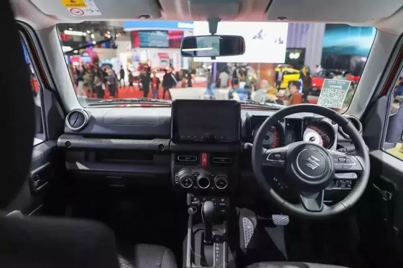 Cận cảnh Suzuki Jimny White Rhino Edition bản giới hạn ra mắt tại Indonesia Cận cảnh Suzuki Jimny White Rhino Edition bản giới hạn ra mắt tại Indonesia