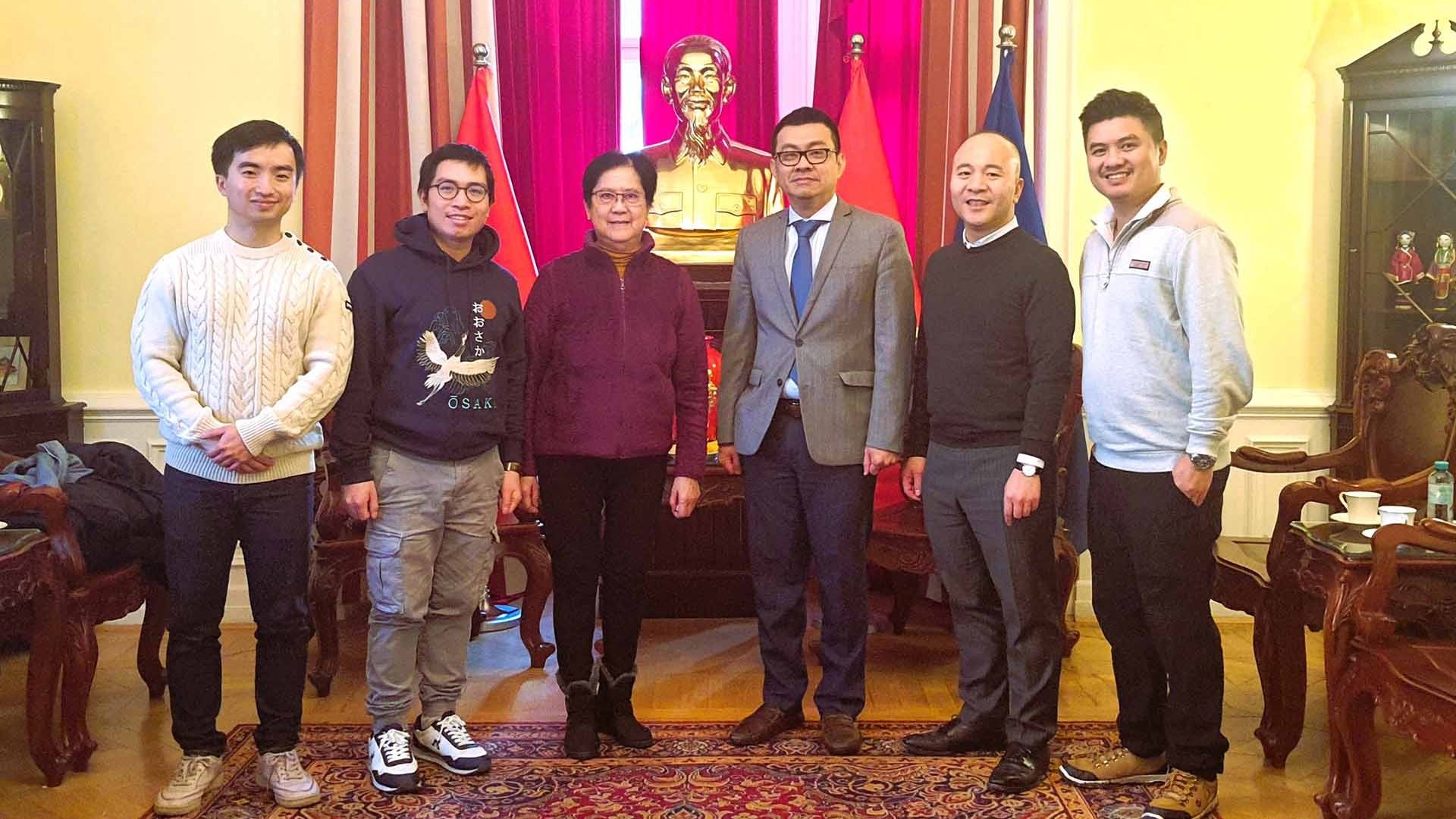 Đại sứ Vũ Lê Thái Hoàng tiếp chỉ huy hợp xướng Hợp ca quê hương tại Vienna