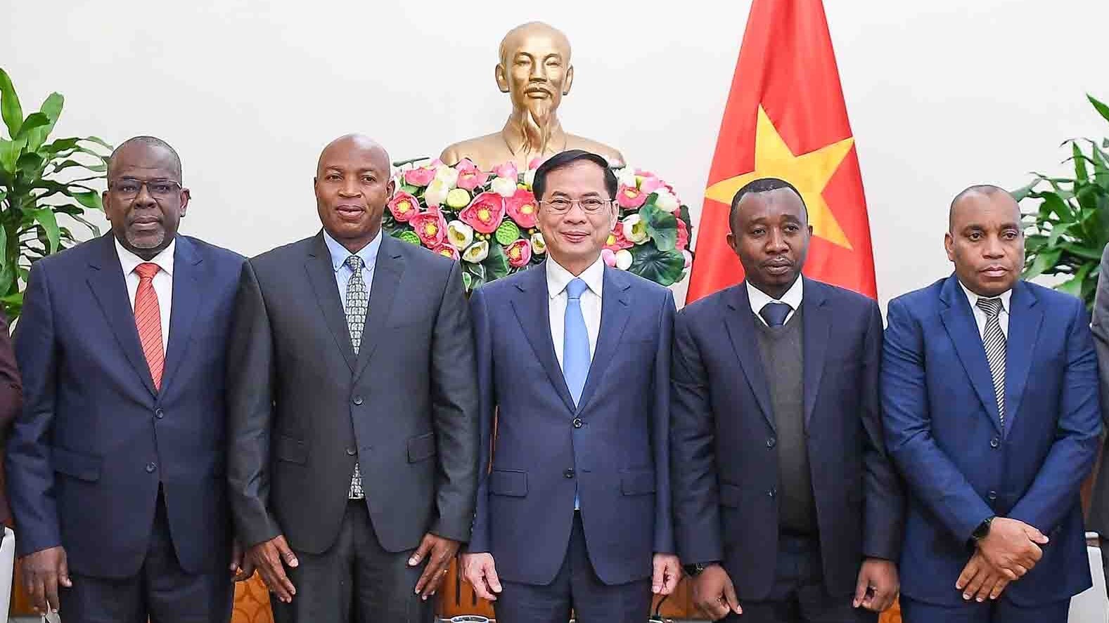 Phó Thủ tướng, Bộ trưởng Ngoại giao Bùi Thanh Sơn tiếp Thứ trưởng Bộ Ngoại giao và Hợp tác Đông Phi Tanzania Cosato David Chumi