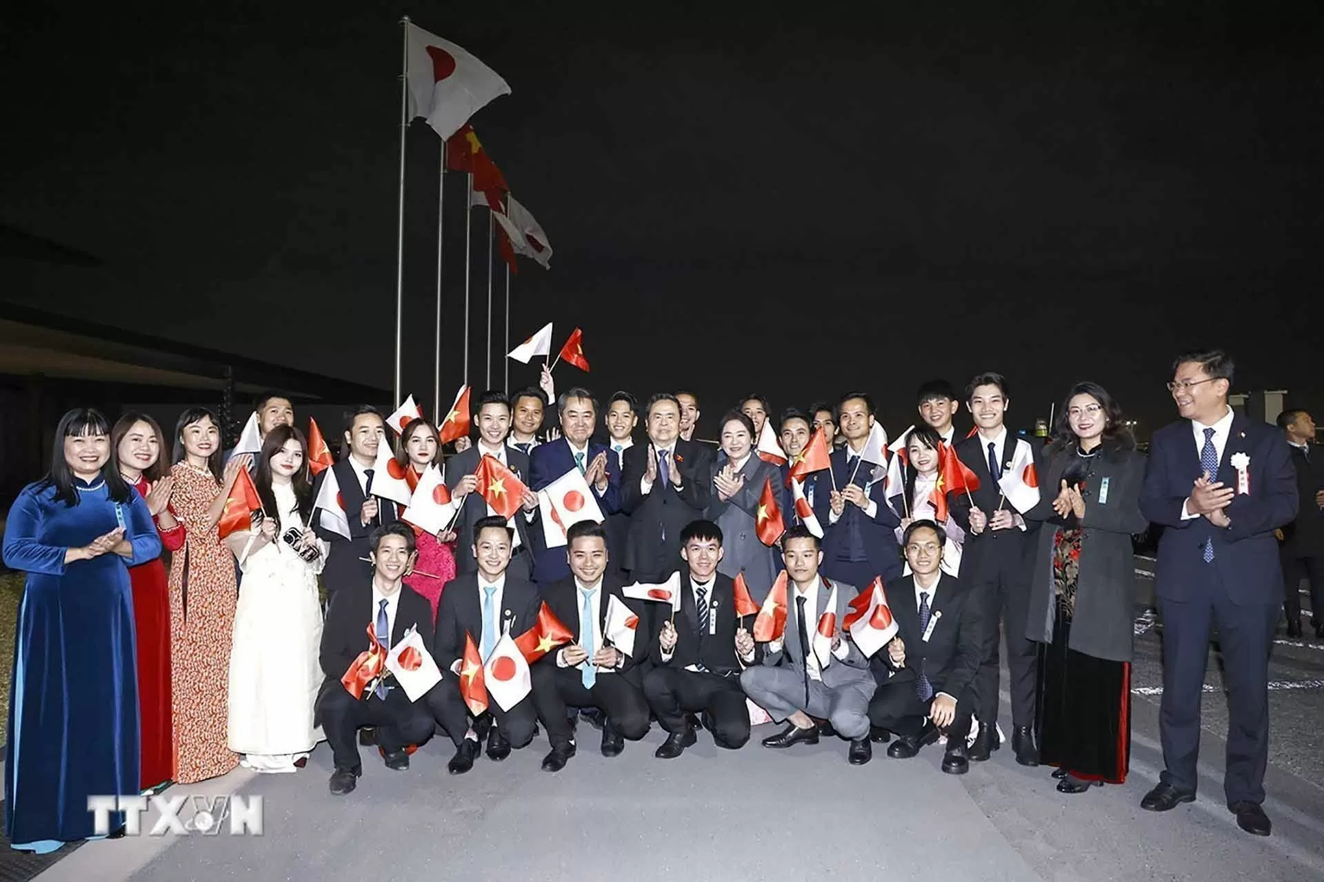 Chủ tịch Quốc hội Trần Thanh Mẫn và Phu nhân tới Tokyo, bắt đầu chuyến thăm chính thức Nhật Bản Chủ tịch Quốc hội Trần Thanh Mẫn và Phu nhân tới Tokyo, bắt đầu chuyến thăm chính thức Nhật Bản