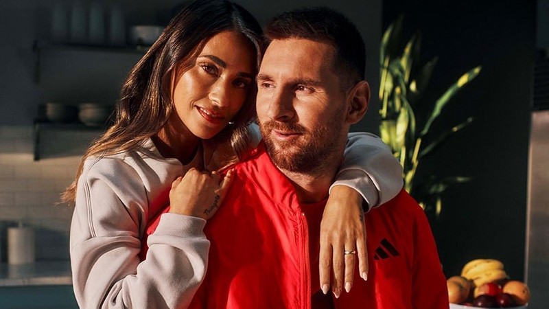 Vợ chồng siêu sao Lionel Messi lần đầu làm mẫu trang phục thể thao gia đình