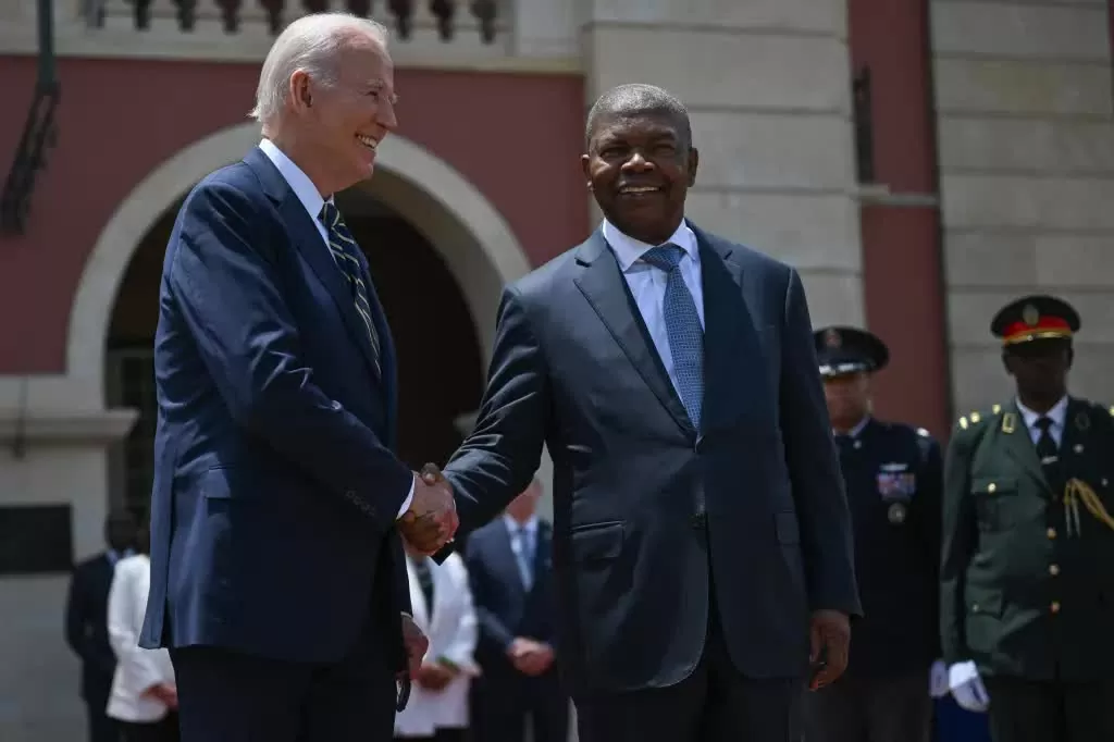 Tổng thống Angola Joao Lourenco gặp người đồng cấp Mỹ Joe Biden ngày 3/12 tại thủ đô Luanda. (Nguồn: AFP) Tổng thống Angola Joao Lourenco gặp người đồng cấp Mỹ Joe Biden ngày 3/12 tại thủ đô Luanda. (Nguồn: AFP)