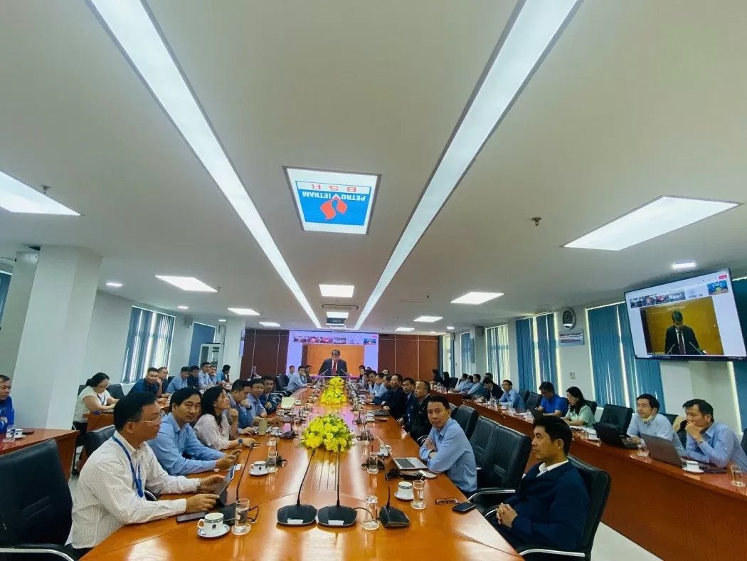 Hơn 5.000 đảng viên Đảng bộ PetroVietnam tham dự Hội nghị quán triệt, triển khai tổng kết thực hiện Nghị quyết 18 Hơn 5.000 đảng viên Đảng bộ PetroVietnam tham dự Hội nghị quán triệt, triển khai tổng kết thực hiện Nghị quyết 18