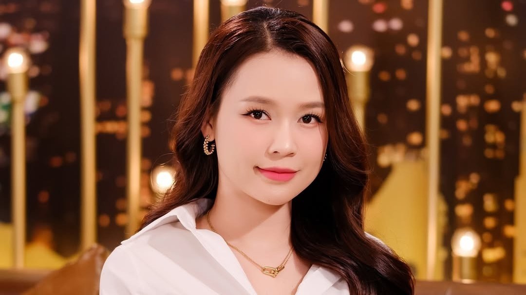 Ca sĩ Bảo Anh khoe lưng trần gợi cảm, Chi Pu lên đồ sang chảnh