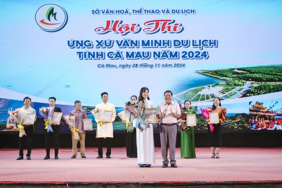 Ông Trần Hiếu Hùng - Giám đốc Sở Văn hóa, Thể thao và Du lịch Cà Mau, trao giải Nhất tập thể cho đội Liên quân Hoàng Hổ - Cánh Buồm – ICOGroup. (Nguồn: Pháp luật) Ông Trần Hiếu Hùng - Giám đốc Sở Văn hóa, Thể thao và Du lịch Cà Mau, trao giải Nhất tập thể cho đội Liên quân Hoàng Hổ - Cánh Buồm – ICOGroup. (Nguồn: Pháp luật)