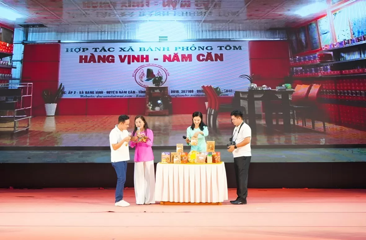 Phần thi tự giới thiệu của các đội tại Hội thi ứng xử văn minh du lịch tỉnh Cà Mau. (Ảnh: Mỹ Trân). Phần thi tự giới thiệu của các đội tại Hội thi ứng xử văn minh du lịch tỉnh Cà Mau. (Ảnh: Mỹ Trân).