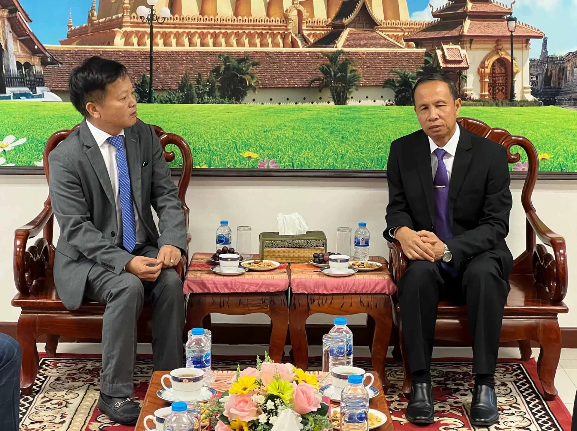 Tổng lãnh sự quán Việt Nam tại Khon Kaen chúc mừng 49 năm Quốc khánh Lào Tổng lãnh sự quán Việt Nam tại Khon Kaen chúc mừng 49 năm Quốc khánh Lào