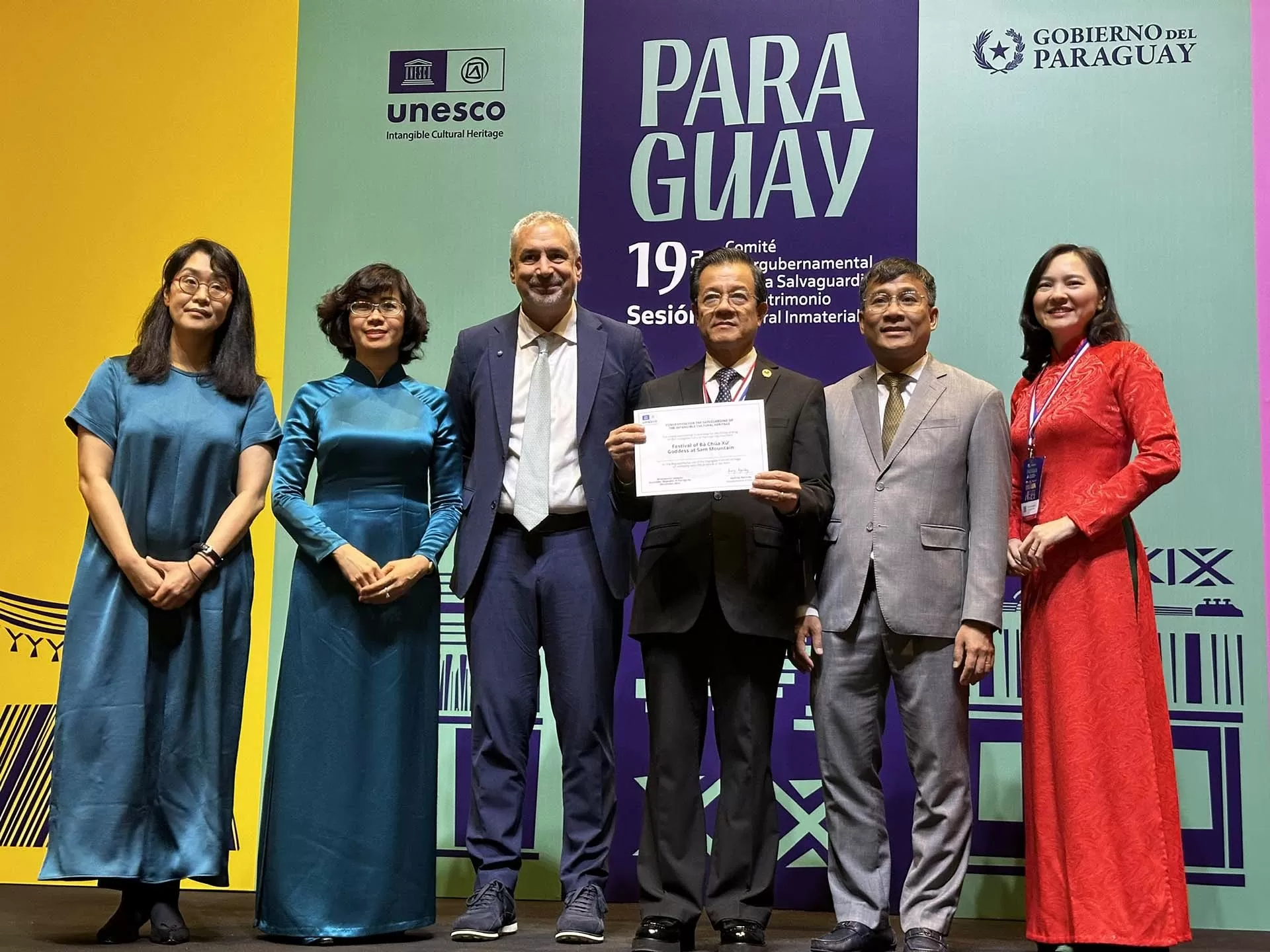 Trợ lý Tổng giám đốc về văn hoá trao Bằng ghi danh Lễ hội vía Bà Chúa Xứ núi Sam là Di sản văn hóa phi vật thể đại diện của nhân loại. Trợ lý Tổng giám đốc về văn hoá trao Bằng ghi danh Lễ hội vía Bà Chúa Xứ núi Sam là Di sản văn hóa phi vật thể đại diện của nhân loại.