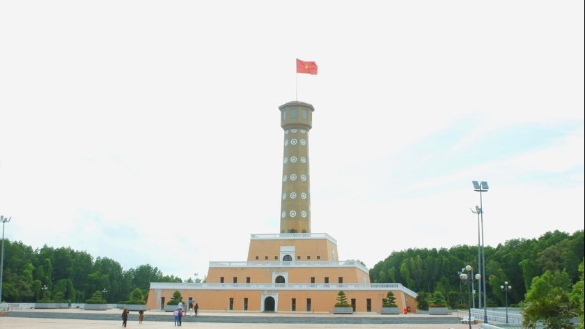 Trải nghiệm 'rẽ sóng, đạp nước'; du lịch xuyên rừng; bắt nghêu, bắt ba khía ở Cà Mau