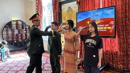 Thanh thiếu niên Việt Nam tại Mỹ trải nghiệm một ngày cùng chiến sĩ