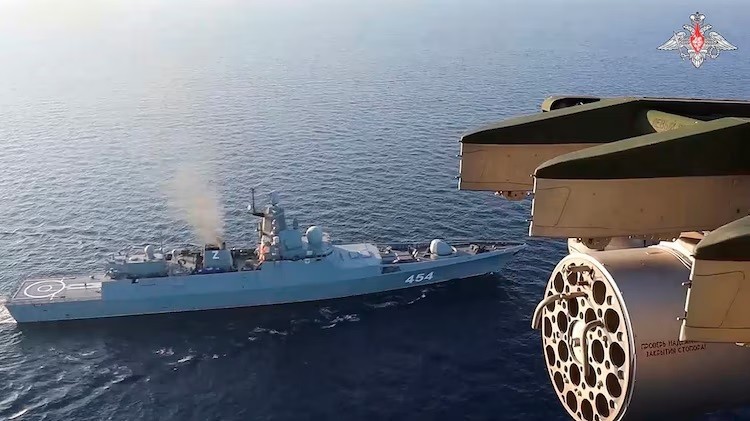 Tướng quân đội Nga có hành động hiếm hoi với Mỹ sau khi Moscow tập trận bắn hàng loạt tên lửa siêu thanh