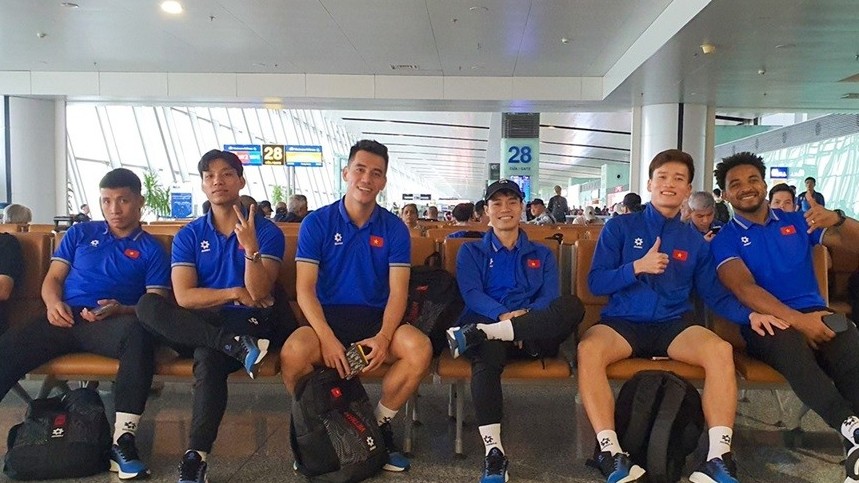 Nguyễn Xuân Son rạng rỡ cùng tuyển Việt Nam khởi hành dự ASEAN Cup 2024