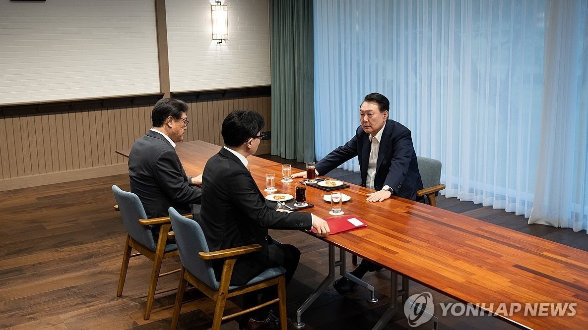 Hàn Quốc: Lãnh đạo đảng cầm quyền bất ngờ kêu gọi đình chỉ quyền lực của Tổng thống Yoon Suk Yeol, Mỹ nói luận tội là việc nội bộ