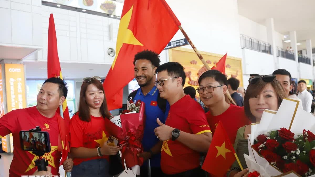 Cổ động viên Việt Nam tại Lào chào đón thầy và trò Đội tuyển bóng đá quốc gia Việt Nam
