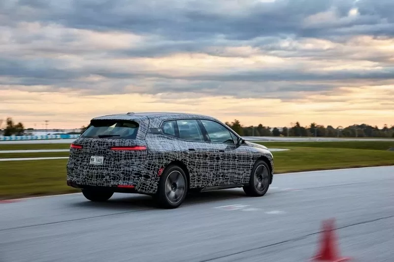 SUV điện BMW iX 2026 lộ diện với diện mạo mới SUV điện BMW iX 2026 lộ diện với diện mạo mới