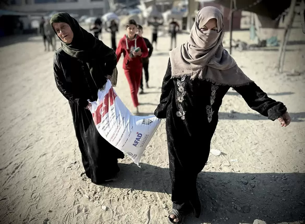 Xung đột Dải Gaza: Người dân Palestine đi bộ gần chục cây số với hi vọng 'có bữa no' Xung đột Dải Gaza: Người dân Palestine đi bộ gần chục cây số với hi vọng 'có bữa no'