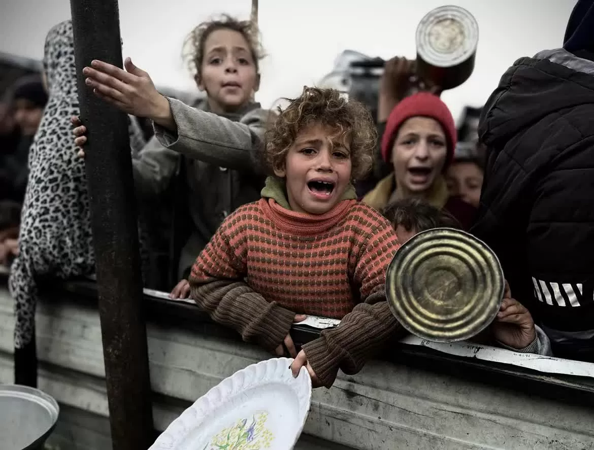 Xung đột Dải Gaza: Người dân Palestine đi bộ gần chục cây số với hi vọng 'có bữa no' Xung đột Dải Gaza: Người dân Palestine đi bộ gần chục cây số với hi vọng 'có bữa no'