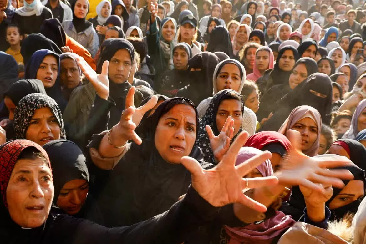 Xung đột Dải Gaza: Người dân Palestine đi bộ gần chục cây số với hi vọng 'có bữa no' Xung đột Dải Gaza: Người dân Palestine đi bộ gần chục cây số với hi vọng 'có bữa no'