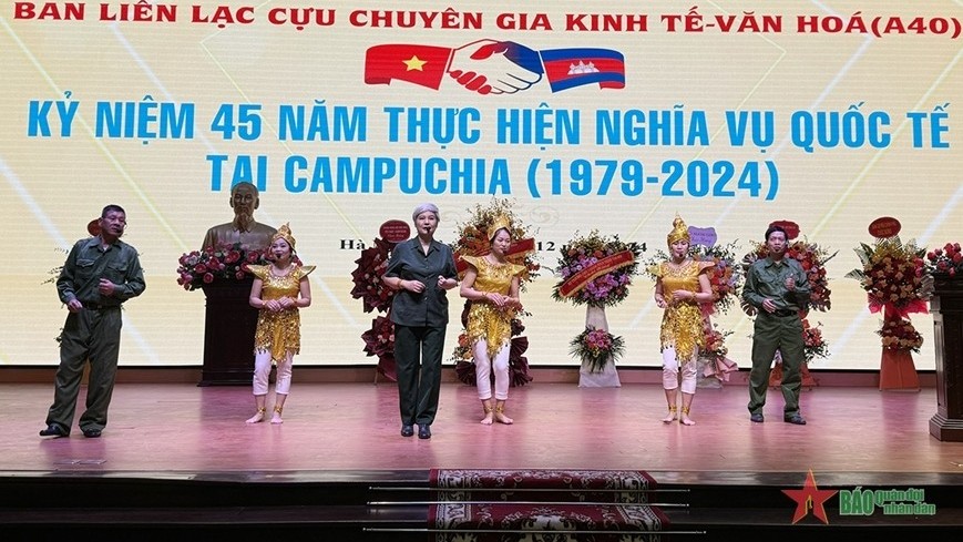 Đoàn chuyên gia kinh tế - văn hoá  giúp cách mạng Campuchia gặp mặt kỷ niệm 45 năm thành lập