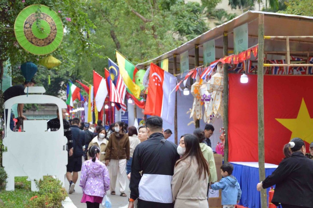 Đông đảo thực khách hào hứng tham gia Liên hoan Ẩm thực quốc tế 2024