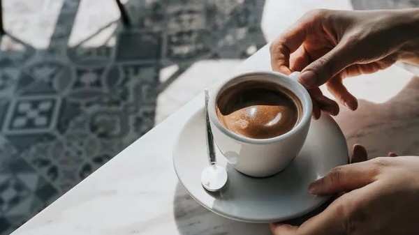 Cảnh báo tác hại của thói quen uống cà phê khi bụng đói