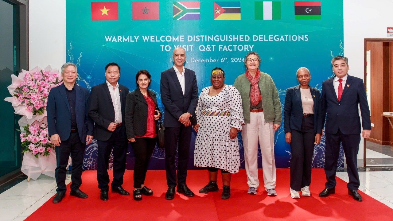 Đoàn đại sứ châu Phi thăm Đền thờ Chủ tịch Hồ Chí Minh và khu Công nghệ cao Hoà Lạc