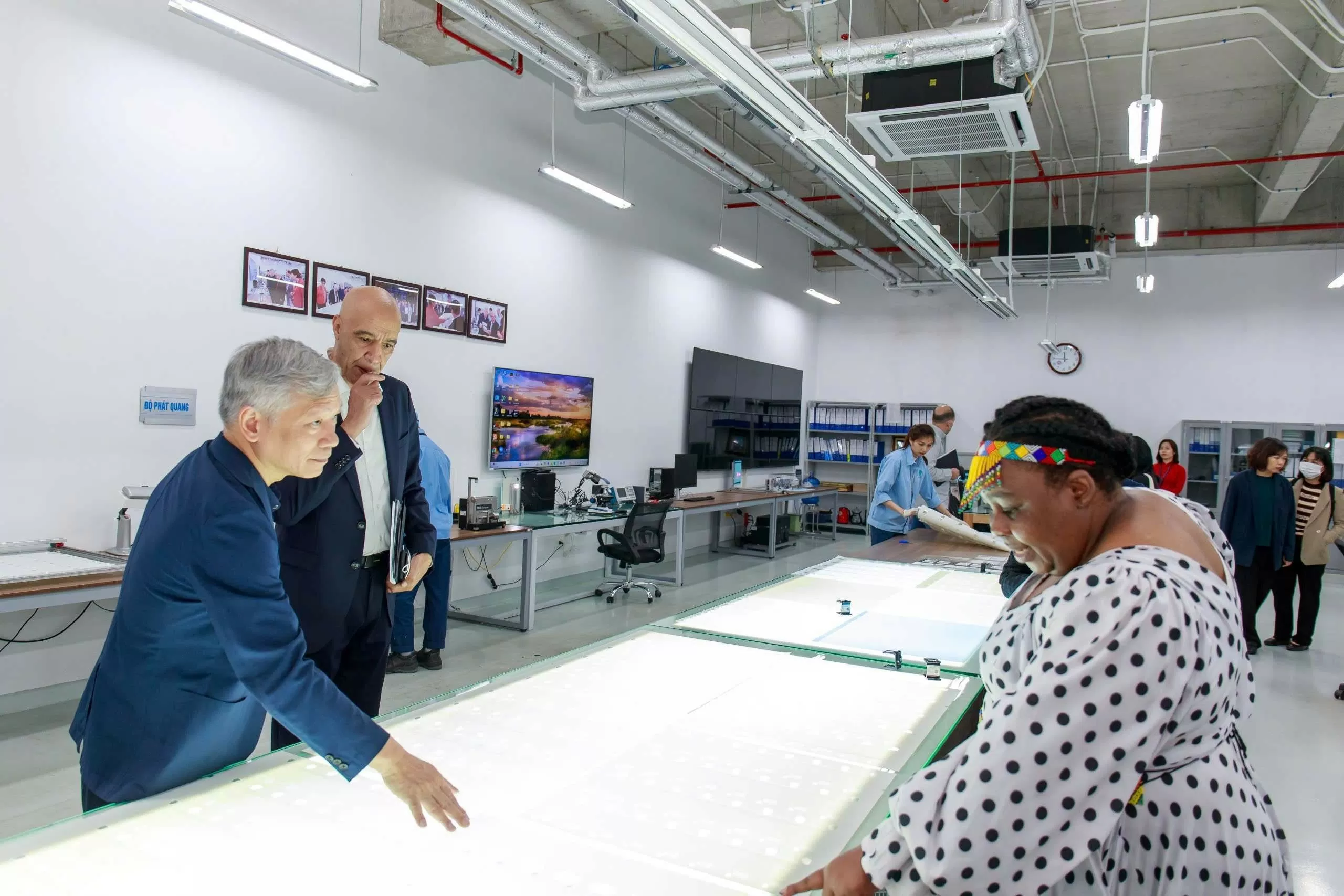 Đoàn đại sứ châu Phi thăm Đền thờ Chủ tịch Hồ Chí Minh và khu Công nghệ cao Hoà Lạc Đoàn đại sứ châu Phi thăm Đền thờ Chủ tịch Hồ Chí Minh và khu Công nghệ cao Hoà Lạc