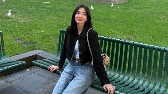 Hoa hậu Thùy Tiên diện trang phục bình dân dạo phố Australia