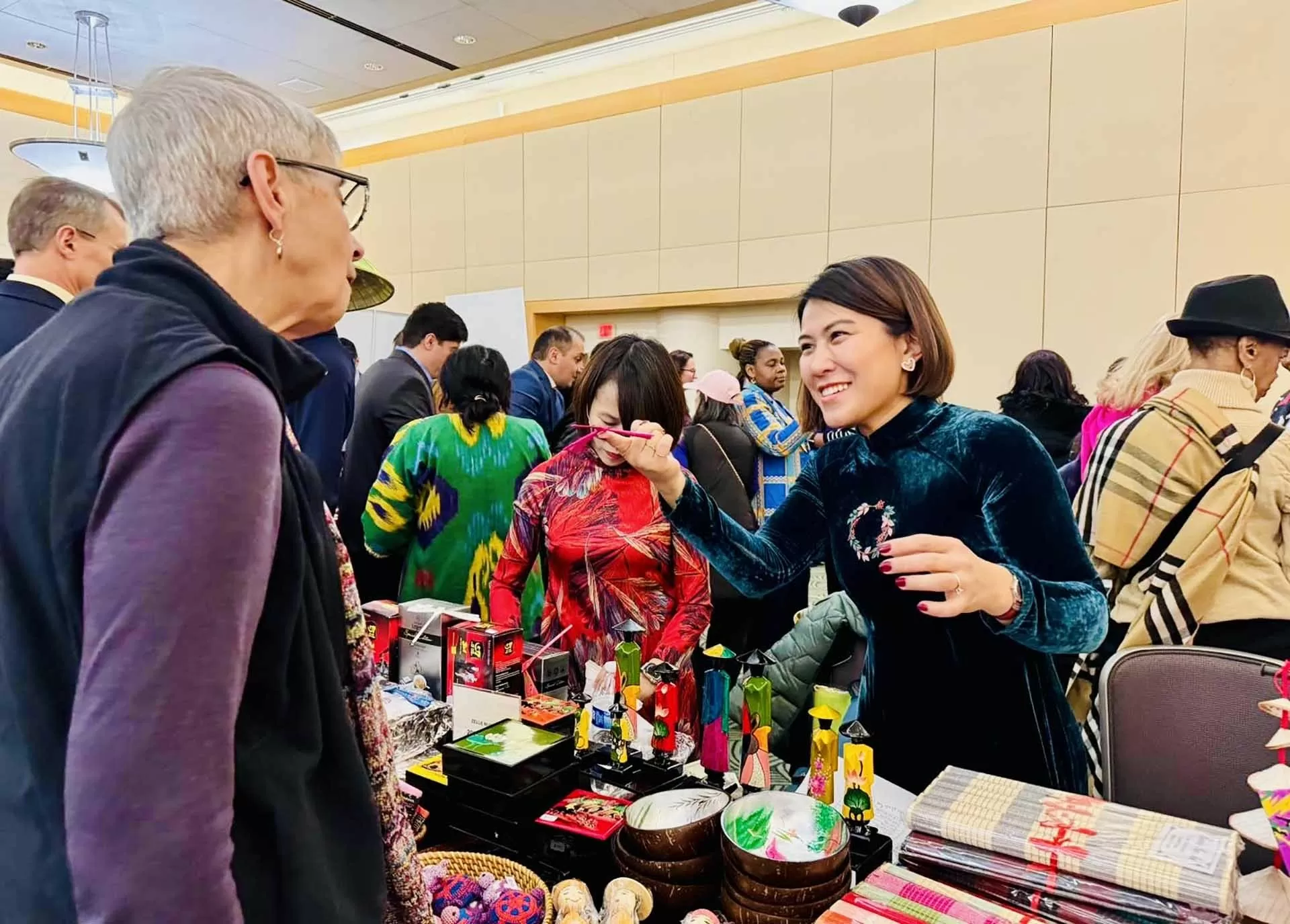 Văn hoá, nghệ thuật truyền thống Việt Nam thu hút sự quan tâm tại Hội chợ quốc tế mùa Đông ở Mỹ Văn hoá, nghệ thuật truyền thống Việt Nam thu hút sự quan tâm tại Hội chợ quốc tế mùa Đông ở Mỹ