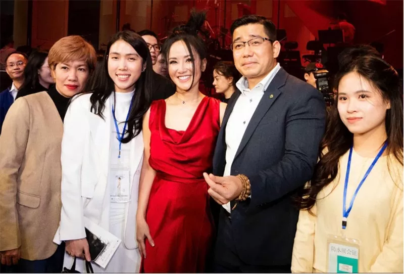 BLĐ Công ty SUN SHINE chúc mừng ca sĩ Hồng Nhung tại Live Concert “Hát về Hà Nội”. BLĐ Công ty SUN SHINE chúc mừng ca sĩ Hồng Nhung tại Live Concert “Hát về Hà Nội”.