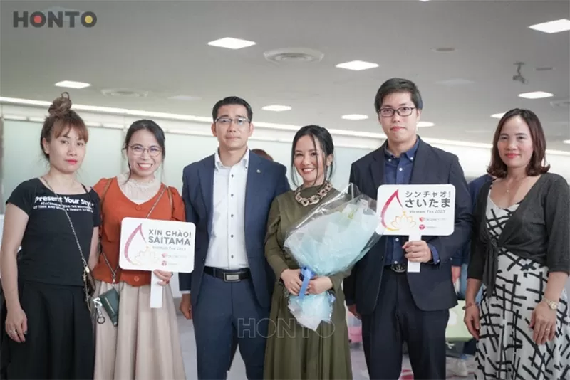 BLĐ Công ty SUN SHINE tại Nhật Bản chào đón ca sĩ Hồng Nhung đến đất nước Mặt trời mọc. BLĐ Công ty SUN SHINE tại Nhật Bản chào đón ca sĩ Hồng Nhung đến đất nước Mặt trời mọc.