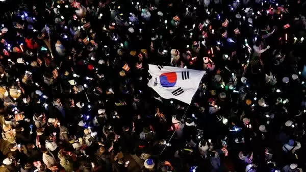 Hàn Quốc: Thủ tướng và hàng loạt quan chức bị cảnh sát điểm tên, đảng cầm quyền chia rẽ vì Tổng thống Yoon, phe đối lập giáng thêm đòn Hàn Quốc: Thủ tướng và hàng loạt quan chức bị cảnh sát điểm tên, đảng cầm quyền chia rẽ vì Tổng thống Yoon, phe đối lập giáng thêm đòn