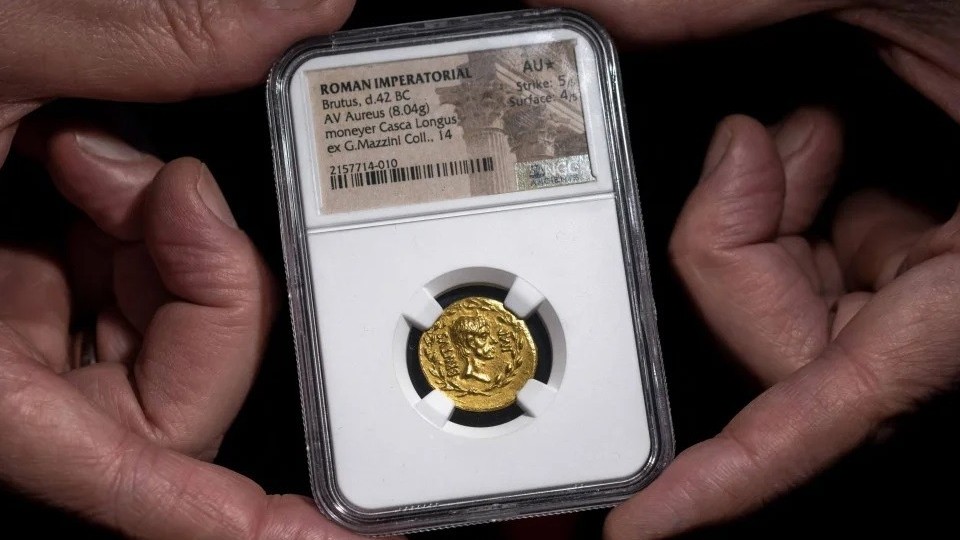 Đồng xu cổ quý hiếm được bán với giá kỷ lục gần 2,1 triệu USD