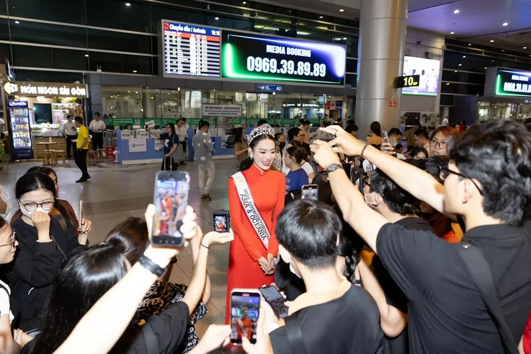 Á hậu 3 Liên lục địa Bùi Khánh Linh trở về Á hậu 3 Liên lục địa Bùi Khánh Linh trở về