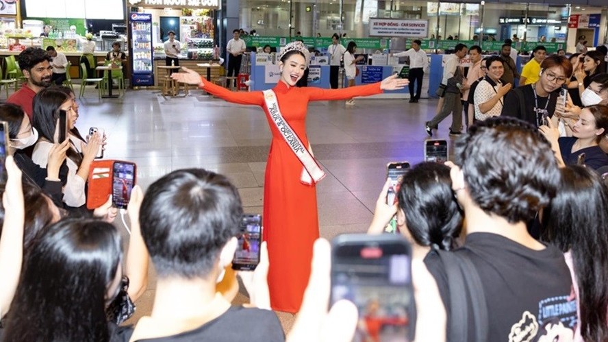 Á hậu 3 Liên lục địa 2024 Bùi Khánh Linh rạng rỡ ngày trở về