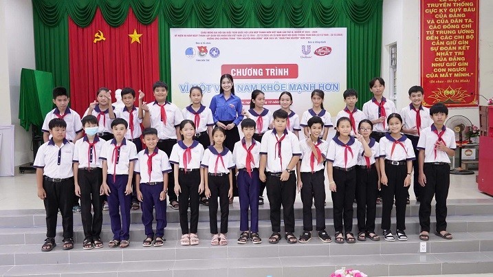 Hoa hậu Nguyễn Thanh Hà tích cực hoạt động xã hội tại quê nhà Bến Tre