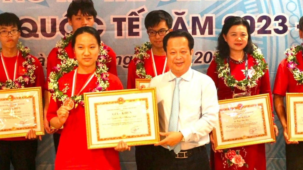 Hà Nội tăng mạnh mức thưởng với học sinh giỏi